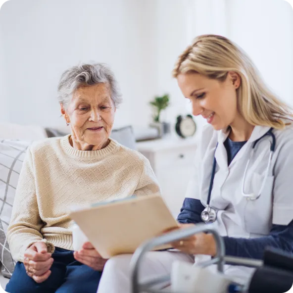 Médica atendendo paciente idosa